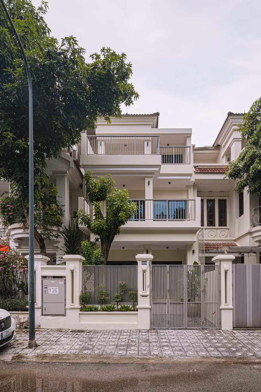Cải tạo căn nhà liền kề hơn 20 năm tuổi dành không gian cho hội họa
