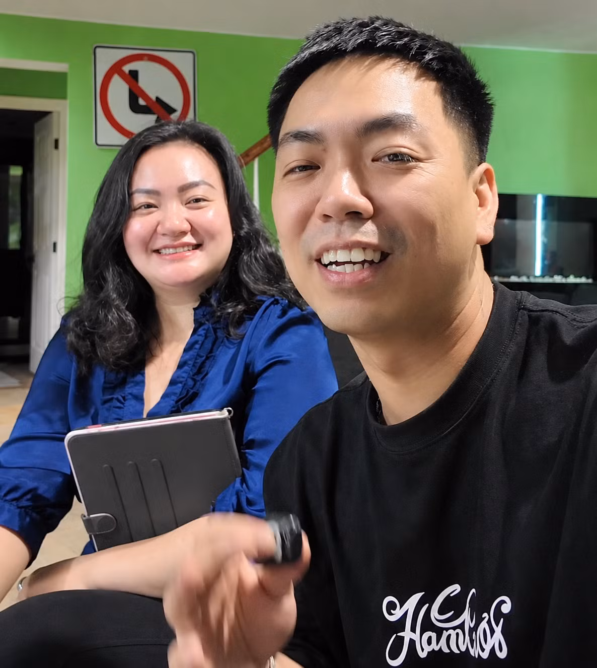 chan-dung-selfie-vui-ve-trong-phong-xanh.png