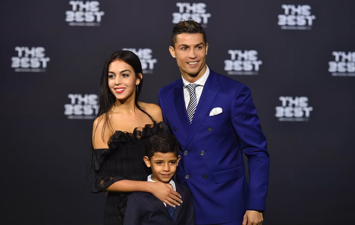Ảnh vợ Ronaldo thời l&agrave;m nh&acirc;n vi&ecirc;n b&aacute;n h&agrave;ng sốt trở lại - Ảnh 6.