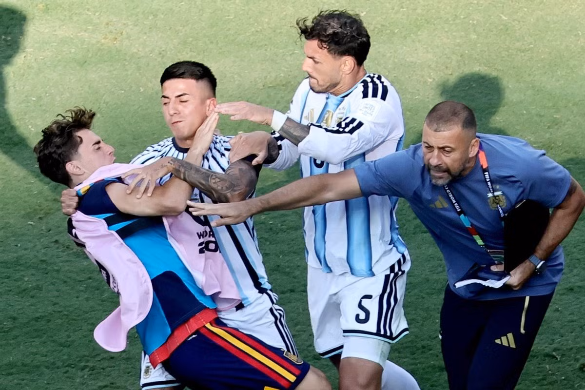 cau-thu-argentina-lao-vao-au-da-sau-tran-chung-ket-world-cup-558.jpg