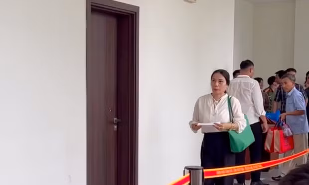Vụ Hiệu trưởng thu 15.000 đồng/tiết học thêm: An ninh thắt chặt, âm thanh phòng báo chí bị ngắt