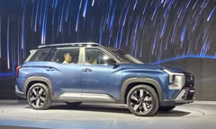  Thân xe đậm chất SUV với các đường gân dập nổi. Trong đó, cột C với họa tiết chạm khắc hình bậc thang độc đáo là một điểm nhấn tạo cảm giá thể thao.