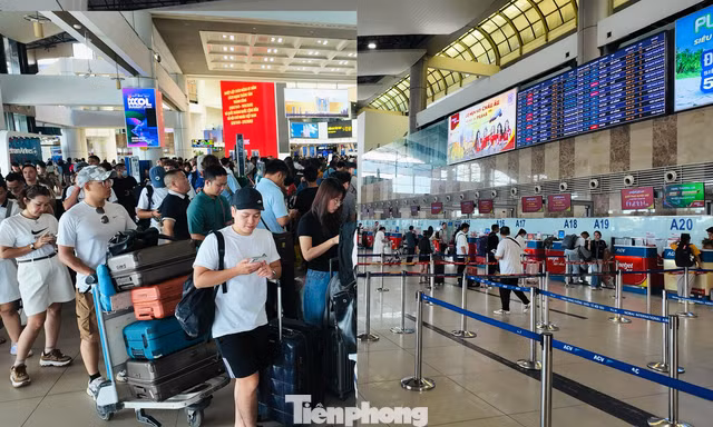 Sân bay Nội Bài cao điểm 2/9: Nơi đông nghịt, chỗ vắng tanh