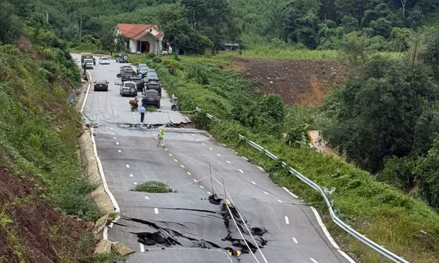 Các quốc lộ ở miền Bắc đang tê liệt do mưa bão