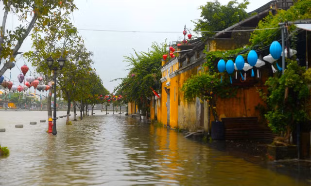 Đường sắt tạm dừng 17 đoàn tàu, đường ra sân bay Phú Bài gặp khó