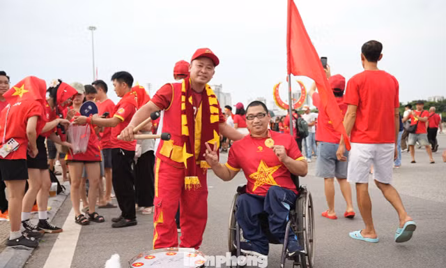 Cổ động viên mang xe lăn đến Mỹ Đình cổ vũ tuyển Việt Nam