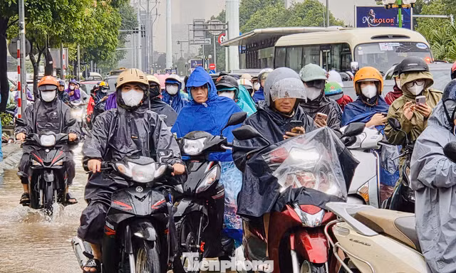 Giao thông hỗn loạn vì mưa lớn, gần trưa người dân vẫn 'chôn chân' giữa biển xe trên đường