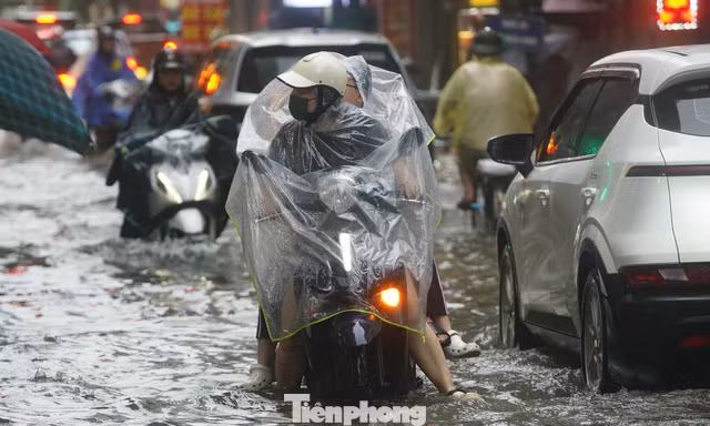 Nhiều điểm ngập sâu, phụ huynh cõng con đến trường, vượt ngập đi làm