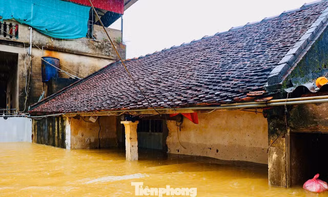 Hà Nội: Ngập gần tới mái nhà, người dân tất tả chạy lũ