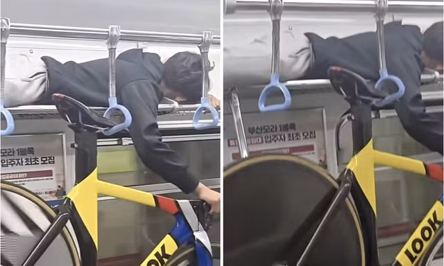Nam sinh nằm lên giá để hành lý và treo xe đạp lên tay vịn trên toa tàu điện ngầm