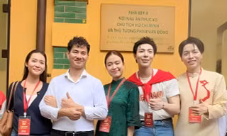 NSND Xuân Bắc cùng 200 nghệ sĩ viếng lăng Bác