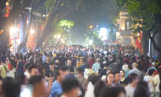 Biển người đổ về trung tâm Hà Nội