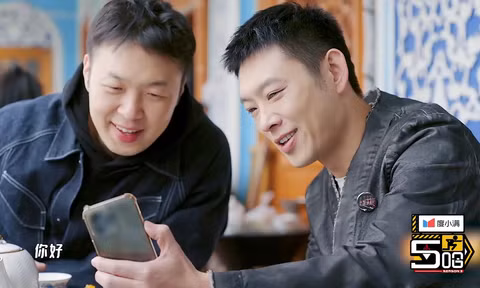 2019 là năm khủng hoảng của 2 Days & 1 Night khi 3 thành viên cố định Cha Tae Hyun, Kim Joon Ho và Jung Joon Young (từ trái qua phải) lần lượt rời show vì bê bối.