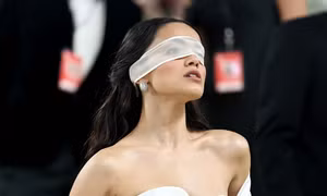 “Bạch Tuyết” Rachel Zegler bị chế giễu tại Met Gala 2026, người bênh kẻ hùa