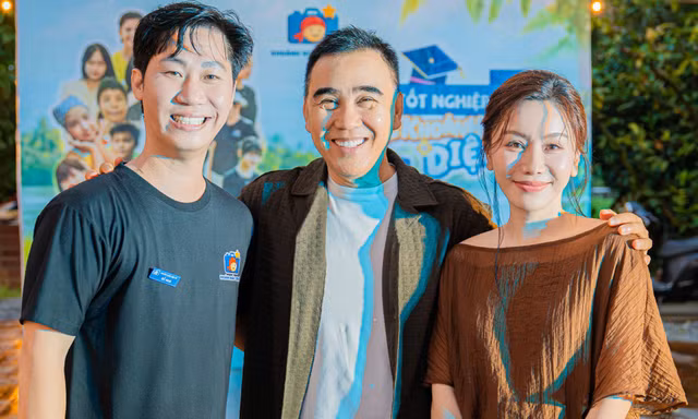 Hai 'MC quốc dân' Quyền Linh và Anh Thơ mang Tết Trung Thu đến với các bệnh nhi ung thư