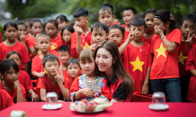 'Ngọc nữ truyền hình' Thúy Ngân có mùa Trung Thu đáng nhớ và ý nghĩa bên các em nhỏ vùng cao