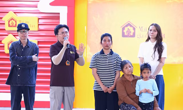 Double2T và Phí Phương Anh dốc sức vượt thử thách giúp các gia đình có hoàn cảnh khó khăn nhận gần 200 triệu đồng