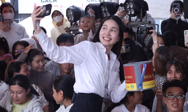 Á hậu 'Hoa hậu Việt Nam' Phương Anh không giấu được sự nghẹn ngào, dốc tiền túi hỗ trợ các hoàn cảnh khó khăn