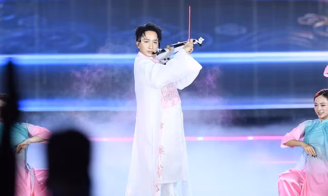 Hàng nghìn khán giả ấn tượng với màn trình diễn bay bổng của nghệ sĩ violin Hoàng Rob