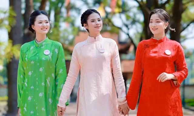 Các thí sinh Chung kết Hoa hậu Việt Nam 2026 'khoe sắc thướt tha' với trang phục áo dài truyền thống