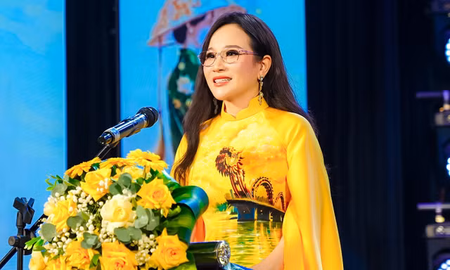 Nhà thiết kế Nguyễn Lan Vy đón nhận thử thách mới, chung tay giữ gìn nét đẹp tà áo dài