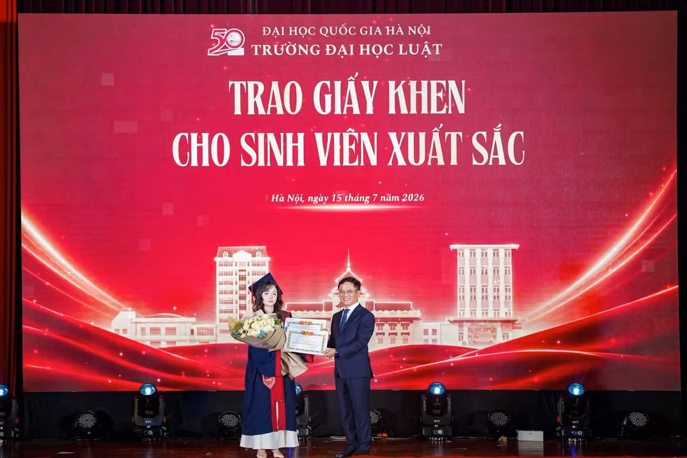 anh-1-nguyen-thi-uyen-tran-nhan-giay-khen-danh-cho-sinh-vien-tot-nghiep-xuat-sac-tai-le-tot-nghiep-khoa-qh-2022-k67-cua-truong-dai-hoc-luat-dai-hoc-quoc-gia-ha-noi.jpg