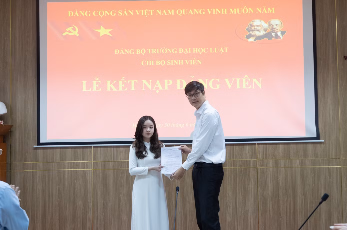 anh-3-nguyen-thi-uyen-tran-trong-le-ket-nap-dang-tai-chi-bo-sinh-vien-dang-bo-truong-dai-hoc-luat-dai-hoc-quoc-gia-ha-noi.jpg