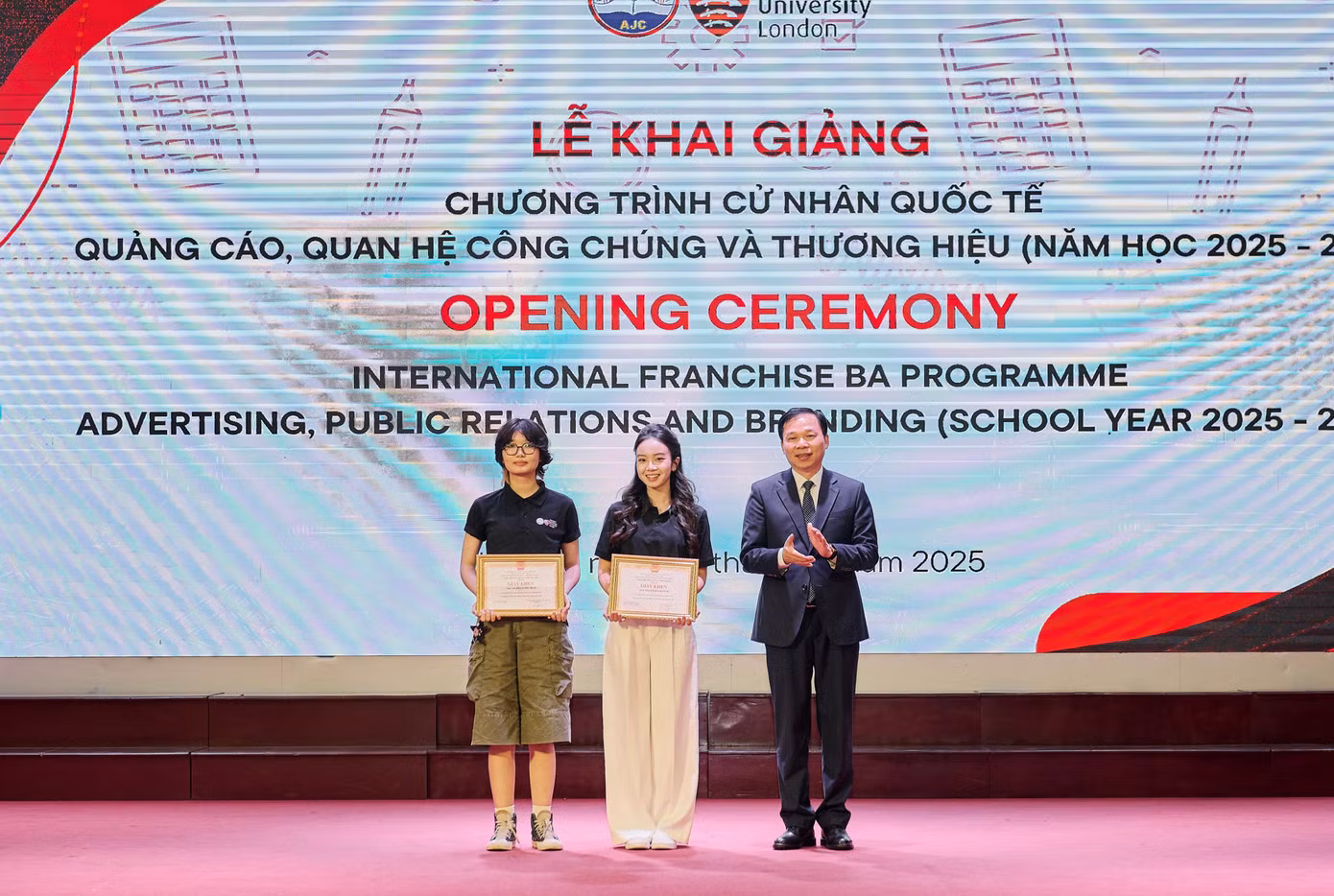 nhan-hoc-bong-sinh-vien-xuat-sac-nam-hoc-2024-2025.jpg