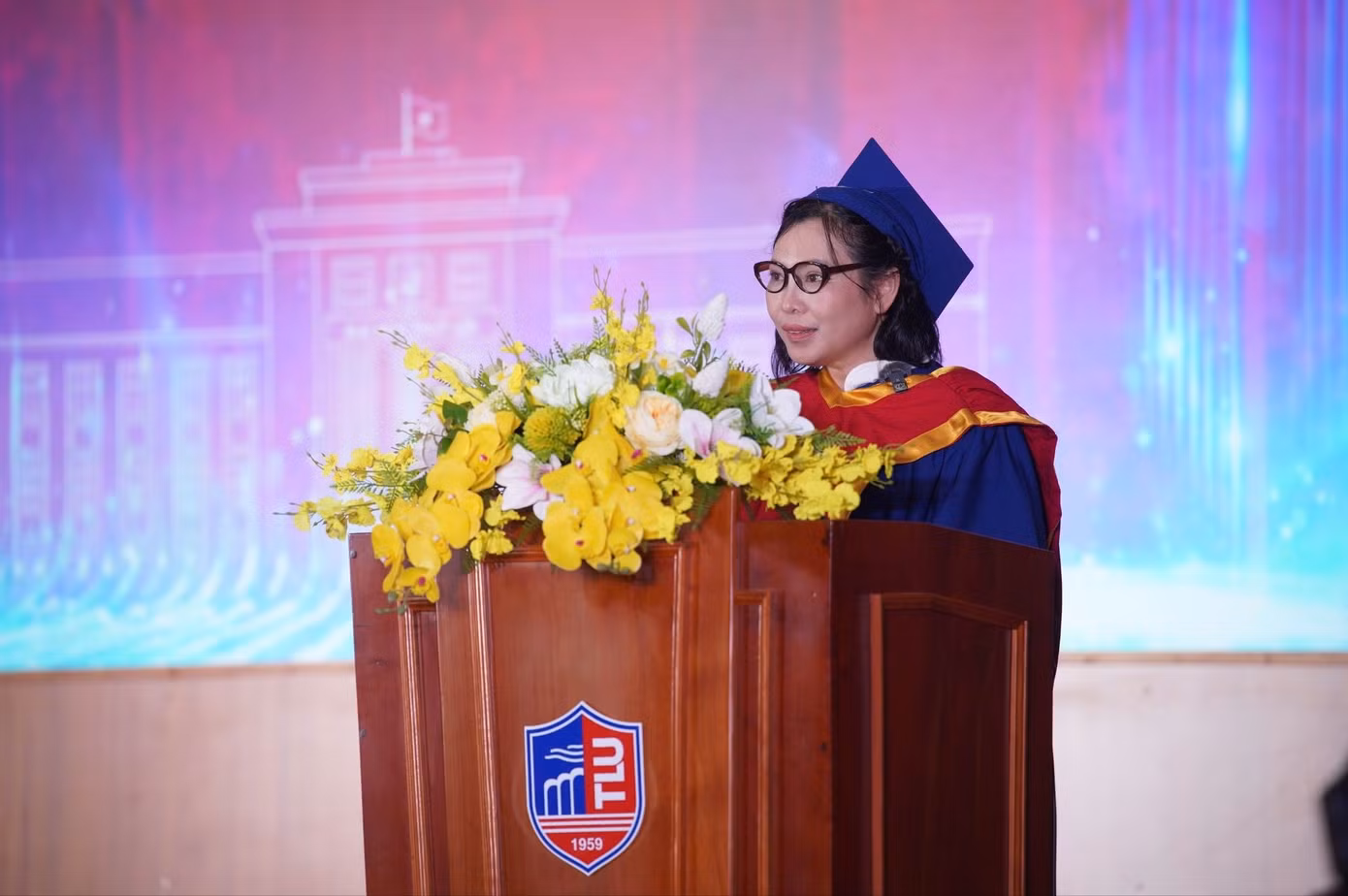 Tân Tiến sĩ Nguyễn Huỳnh Phương Thảo, đại diện các tân khoa, phát biểu tại Lễ tốt nghiệp năm 2026.
