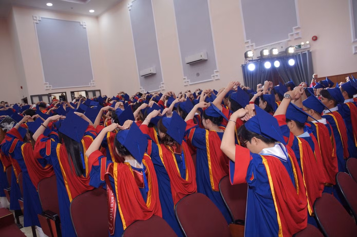 Các tân khoa thực hiện nghi thức tri ân thầy cô.