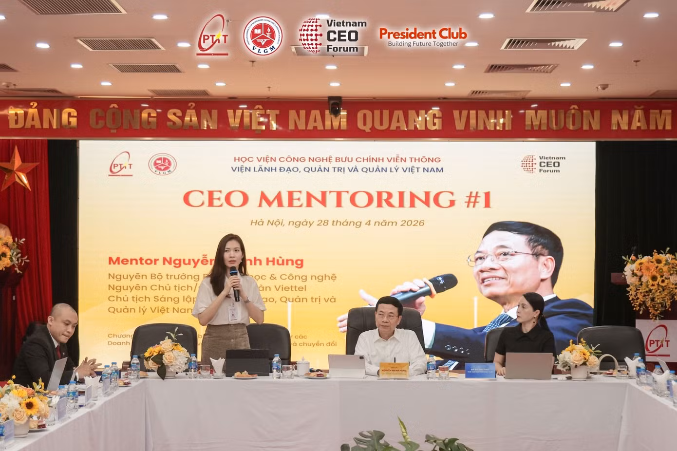 TS. Phạm Vũ Hà Thanh, Viện Phó Viện Lãnh đạo, Quản trị và Quản lý Việt Nam phát biểu khai mạc chương trình CEO Mentoring số đầu tiên.