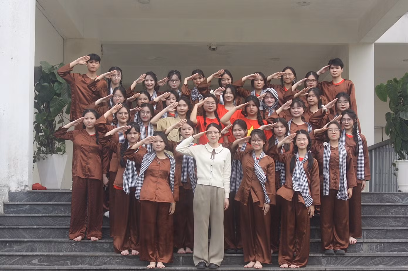 anh-cung-lop-thuc-tap-chu-nhiem-tham-du-chuong-trinh-nhay-flashmod-ve-chu-de-dan-toc.jpg