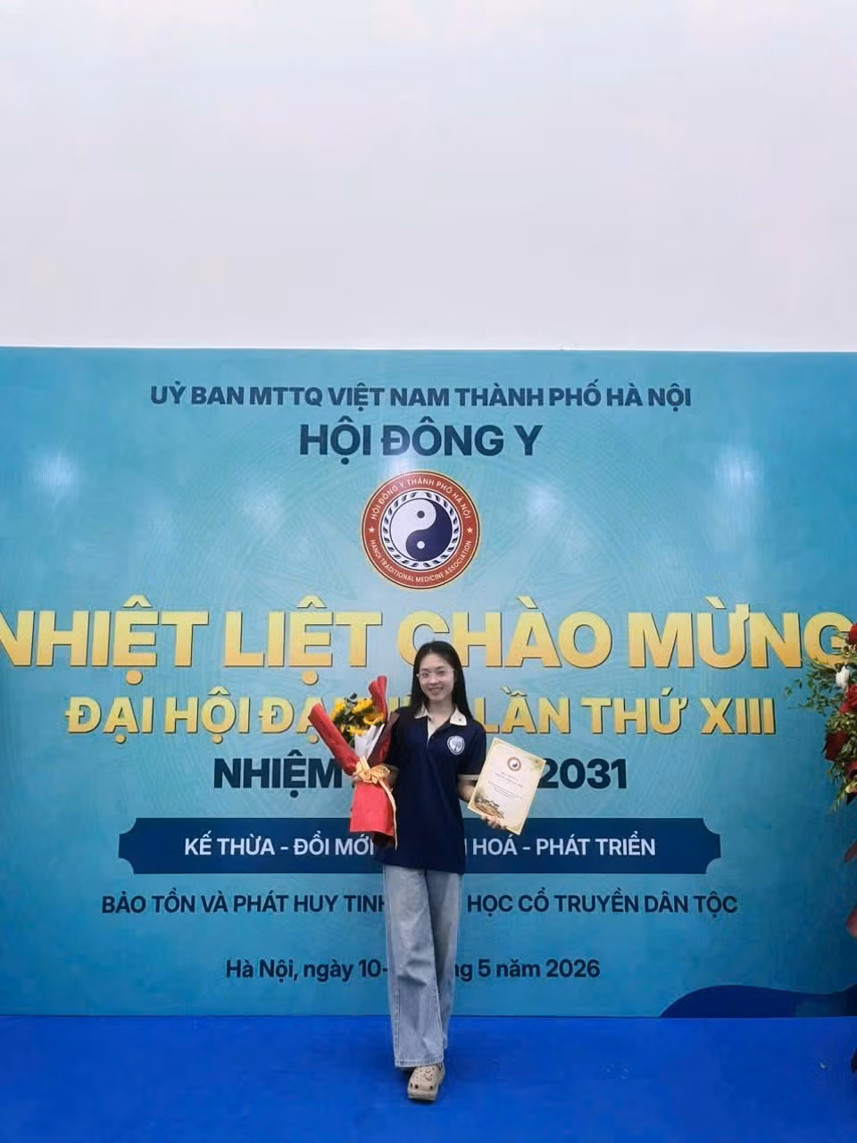 anh-nhan-hoc-bong-hoi-dong-y.jpg