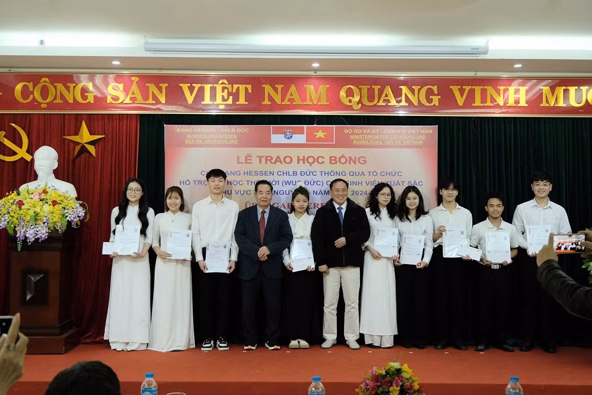 anh-3-goc-ngoai-cung-ben-tay-phai.jpg