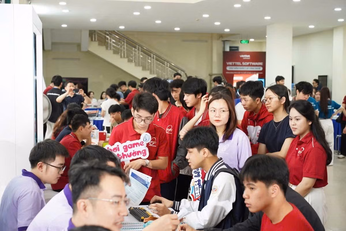 Đông đảo học sinh THPT và phụ huynh tham dự chương trình.