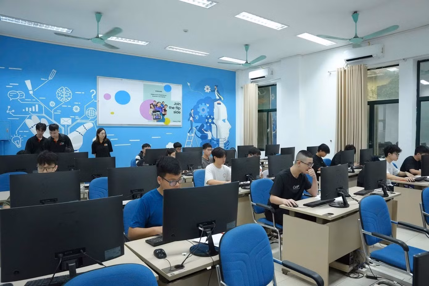 Cuộc thi “Code Siêu tốc cùng PTIT 2026” diễn ra trong khuôn khổ Open Day, thu hút gần 50 học sinh THPT yêu thích lập trình tham gia.