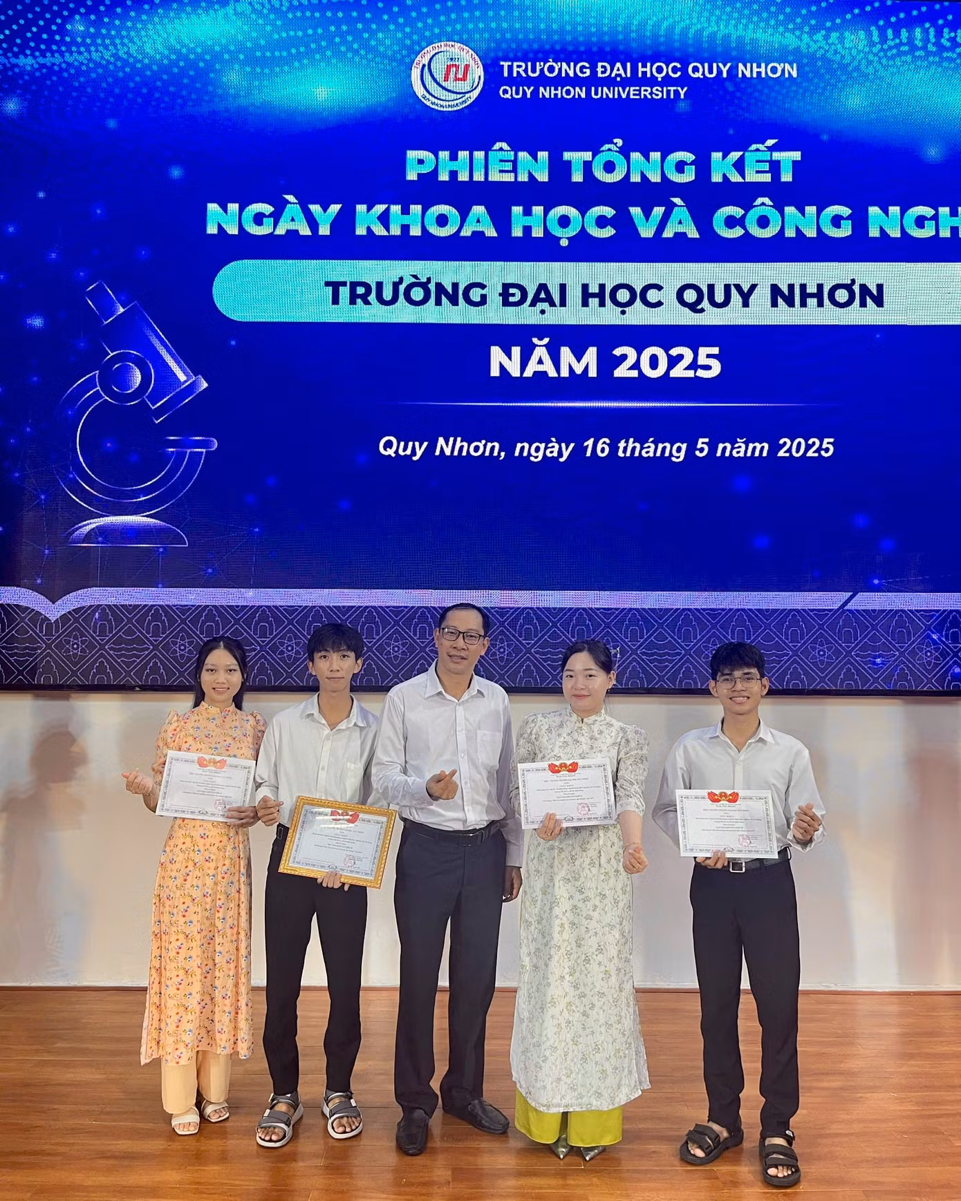 3-nhan-giai-nckh-cap-truong-1.jpg
