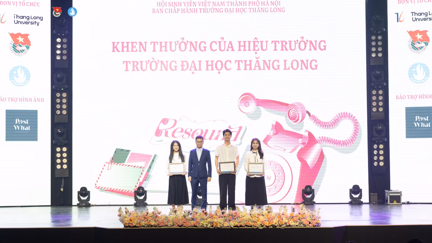 1-huyen-ly-nhan-khen-thuong-ca-nhan-co-thanh-tich-tot-trong-cong-tac-hoi-va-phong-trao-sinh-vien-nam-hoc-20242025.jpg
