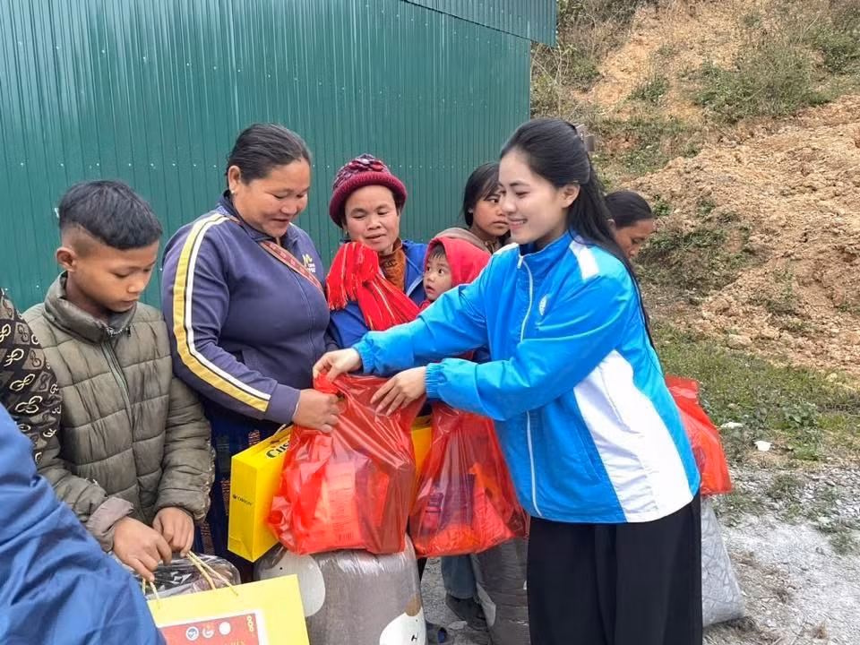 Những phần quà được trao đến tận tay người dân và các em học sinh.