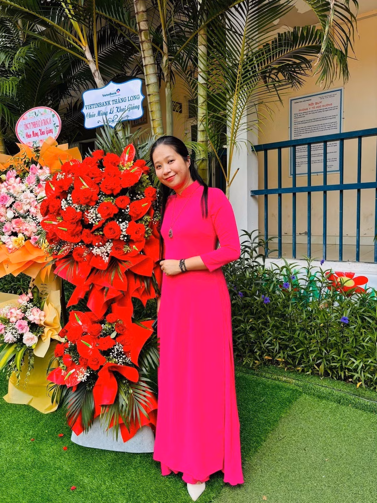 Cô Hồng Thắm khuyến khích học sinh với phương châm “ngoại ngữ không thể học nếu không dám thử và không dám sai”.