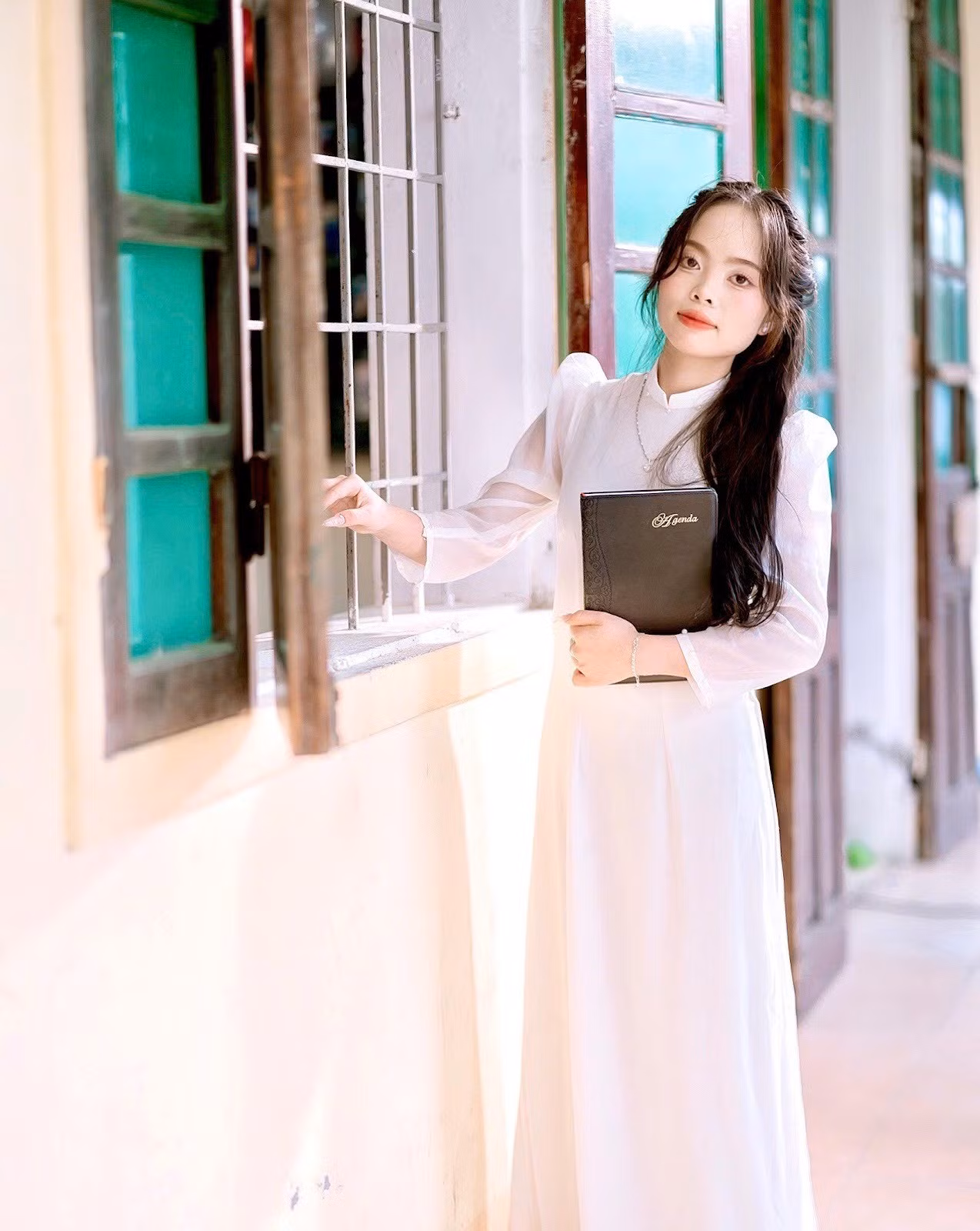 Nguyễn Thị Huế hiện là sinh viên Trường Đại học Giáo dục, Đại học Quốc gia Hà Nội, tương lai muốn trở thành một cô giáo giúp đỡ các em nhỏ cùng hoàn cảnh.