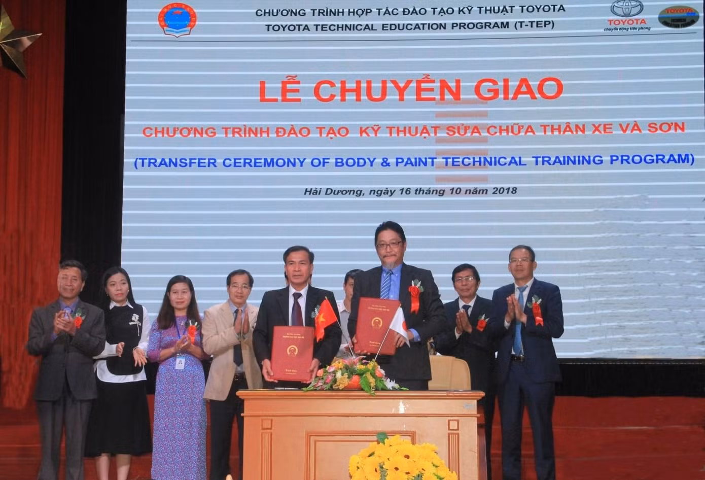 Lễ chuyển giao chương trình đào tạo sửa chữa thân xe và sơn của Toyota.