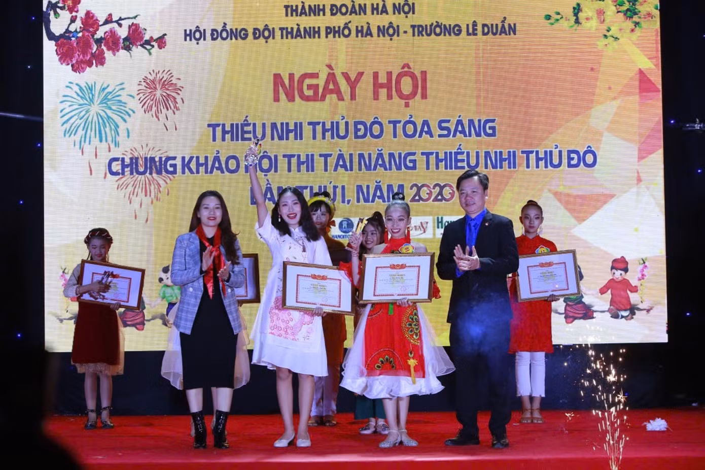 thai-ha-thu-2-ben-trai-qua-quan-quan-tai-nang-thieu-nhi-thu-do.jpg