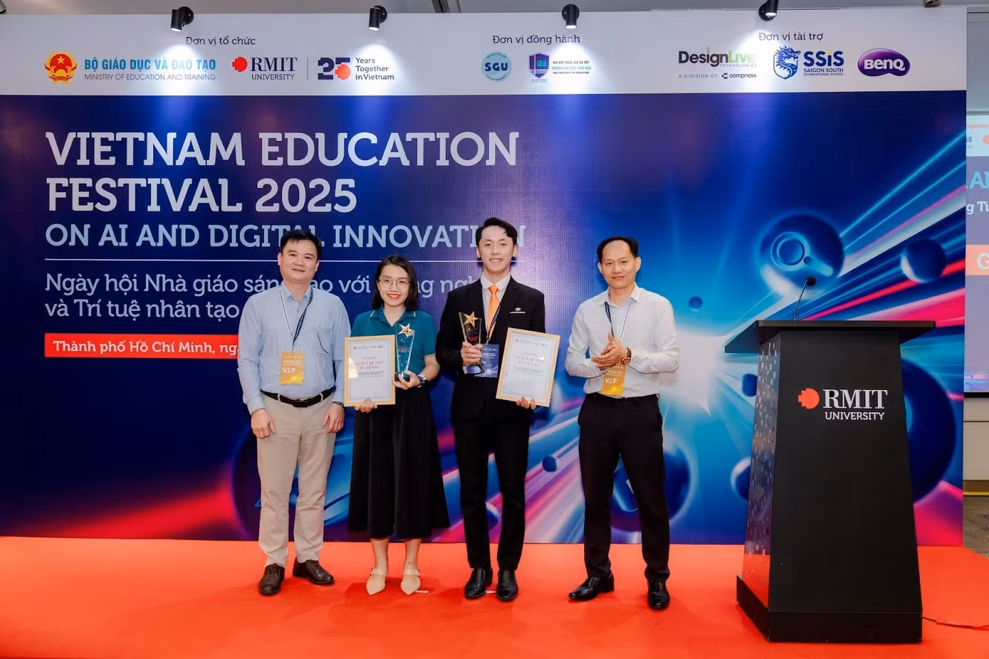 Trường Tiểu học, THCS, THPT FPT Đà Nẵng và Trường phổ thông liên cấp song ngữ quốc tế Wellspring Hà Nội được trao giải tập thể xuất sắc.