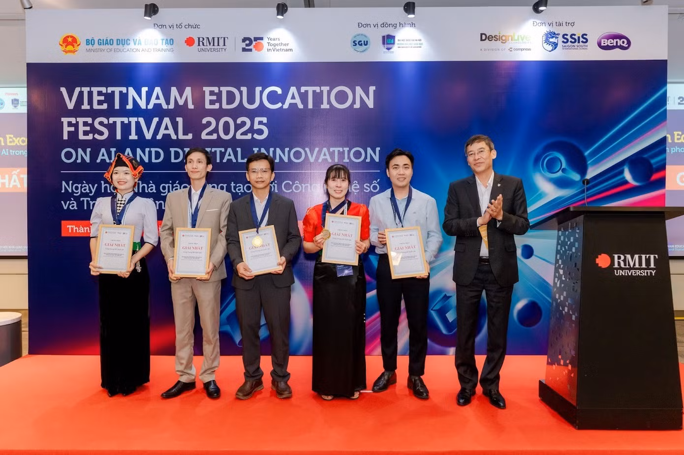 Năm thầy cô đến từ Gia Lai, Phú Thọ, Lai Châu, Điện Biên và TP. Hồ Chí Minh đã xuất sắc nhận giải Nhất.