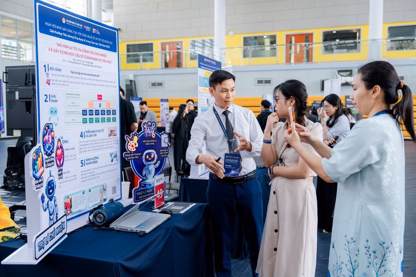 49 ứng dụng giảng dạy và học tập ứng dụng AI được trưng bày tại Ngày hội Nhà giáo sáng tạo 2025.