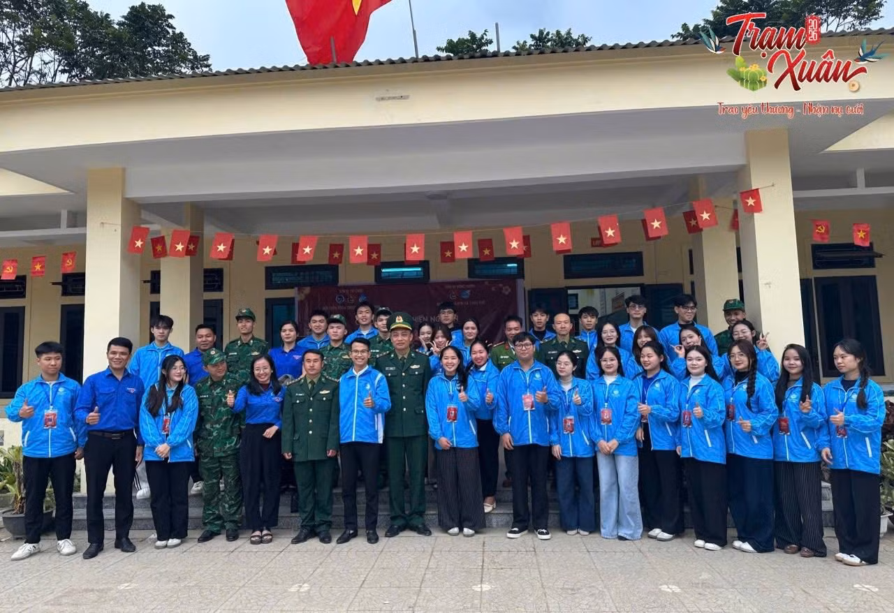 doan-tinh-nguyen-nhan-duoc-su-ho-tro-tu-can-bo-dia-phuong-va-nha-hao-tam.jpg