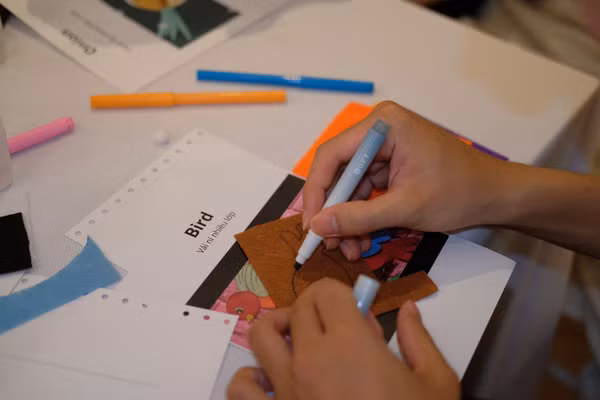 nguoi-tham-gia-thuc-hanh-dap-chu-noi-braille-de-lam-flashcard-tu-vung-tieng-anh.png