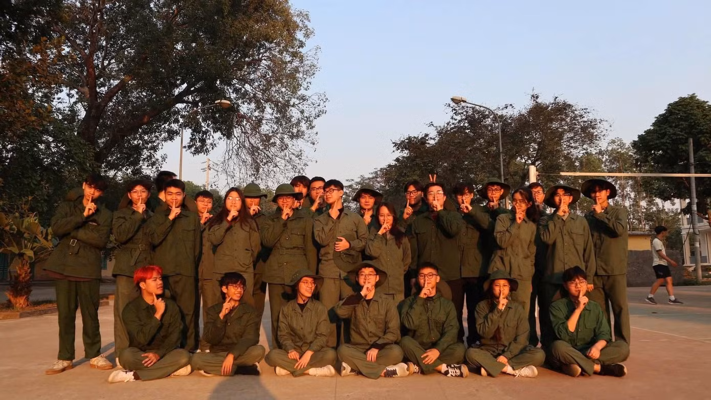 le-xuan-anh-quan-cung-cac-ban-o-dai-hoc-y-ha-noi-trong-ki-hoc-quan-su.jpg