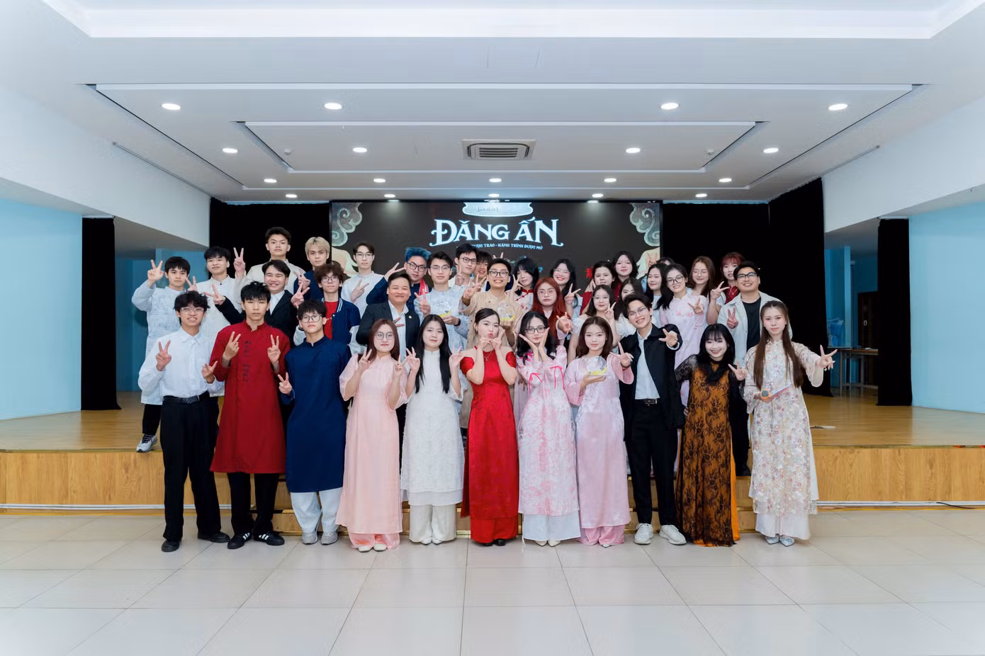 anh-luc-chuyen-giao-va-em-len-chu-nhiem.jpg